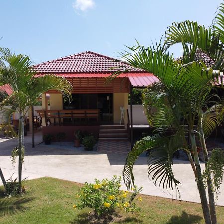 Naluemon Village Fh 1 Rayong Bagian luar foto