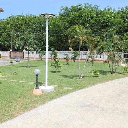 Naluemon Village Fh 1 Rayong Bagian luar foto