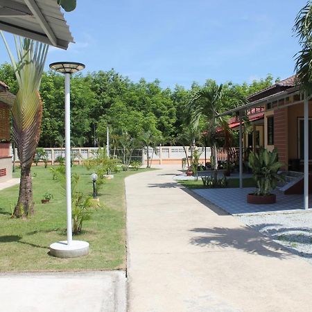 Naluemon Village Fh 1 Rayong Bagian luar foto