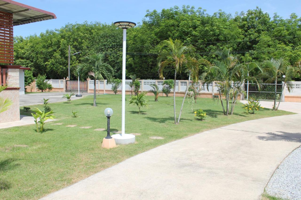 Naluemon Village Fh 1 Rayong Bagian luar foto